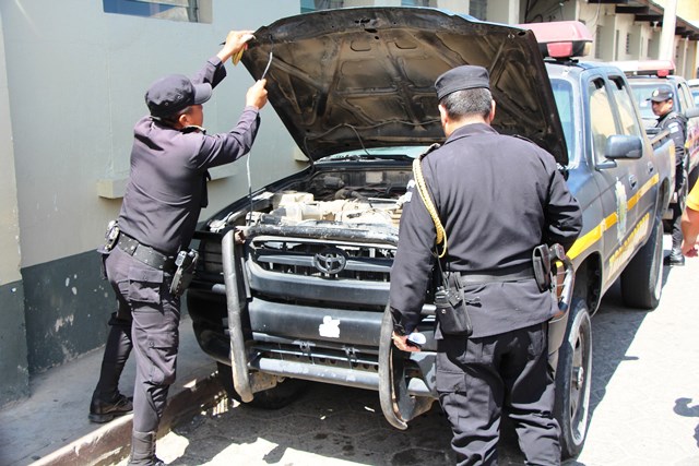En marzo de este año, Prensa Libre publicó una nota sobre las dificultades que atraviesa la PNC, como el mal estado de los vehículos. (Foto HemerotecaPL)