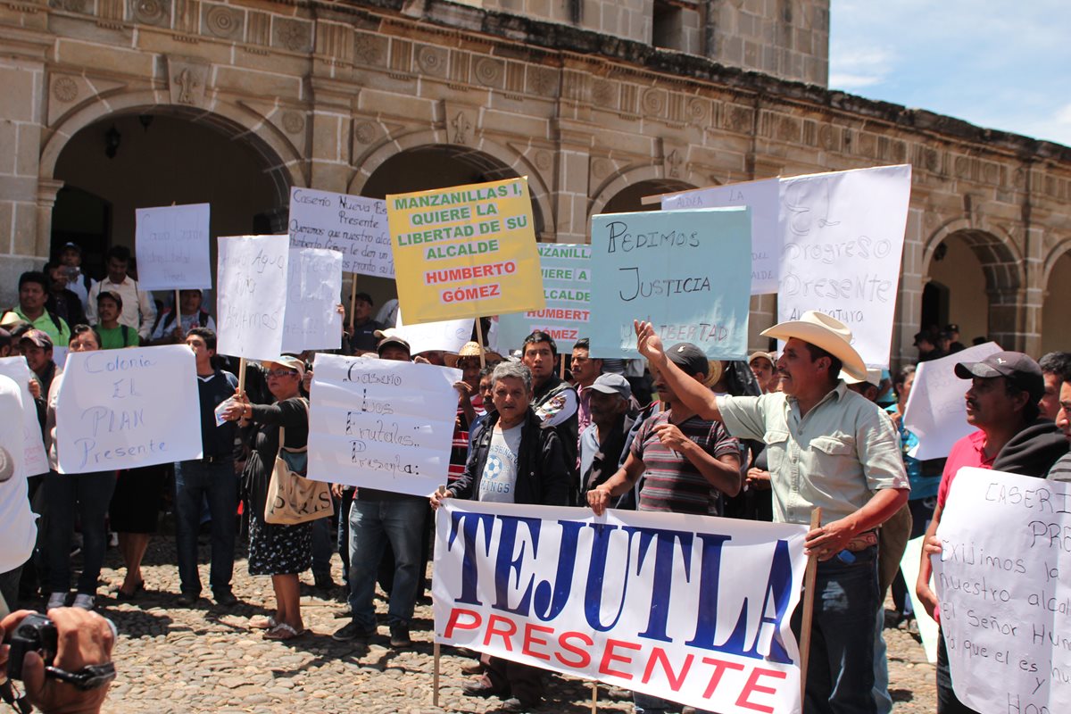 Pobladores de Tejutla muestran pancartas para exigir que se agilice el proceso contra el alcalde Humberto Gómez.