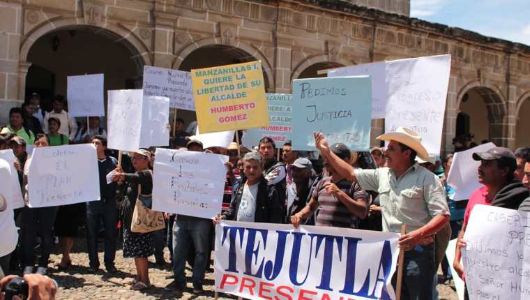 Pobladores de Tejutla muestran pancartas para exigir que se agilice el proceso contra el alcalde Humberto Gómez.