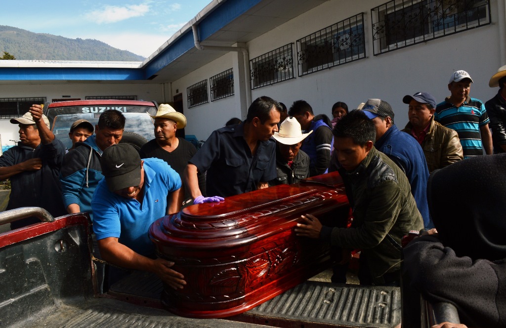 Parientes de fallecido impiden que cuerpo sea llevado a la morgue del Inacif de Santa Cruz del Quiché. (Foto Prensa Libre: Óscar Figueroa)
