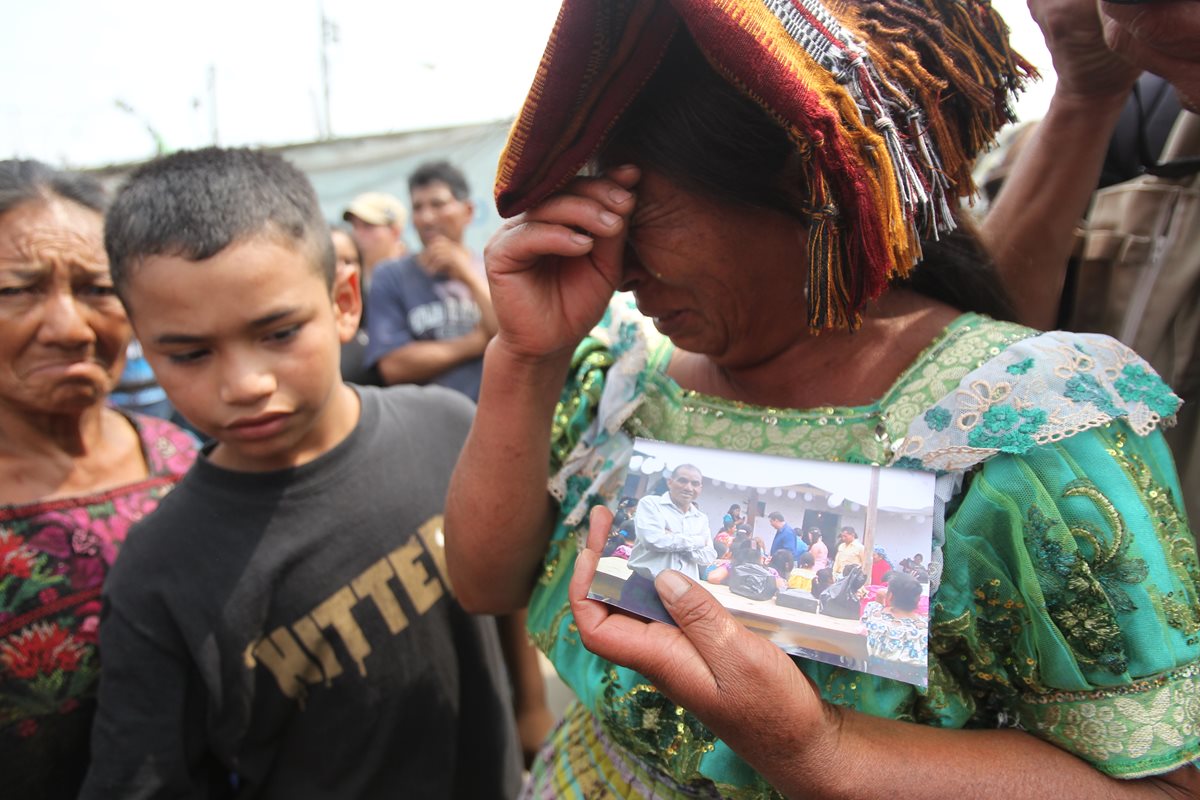 Con una foto de su esposo deparecido en el derrumbe de basura, esta mujer clama por saber qué fue de su pareja. (Foto Prensa Libre: Érick Ávila)