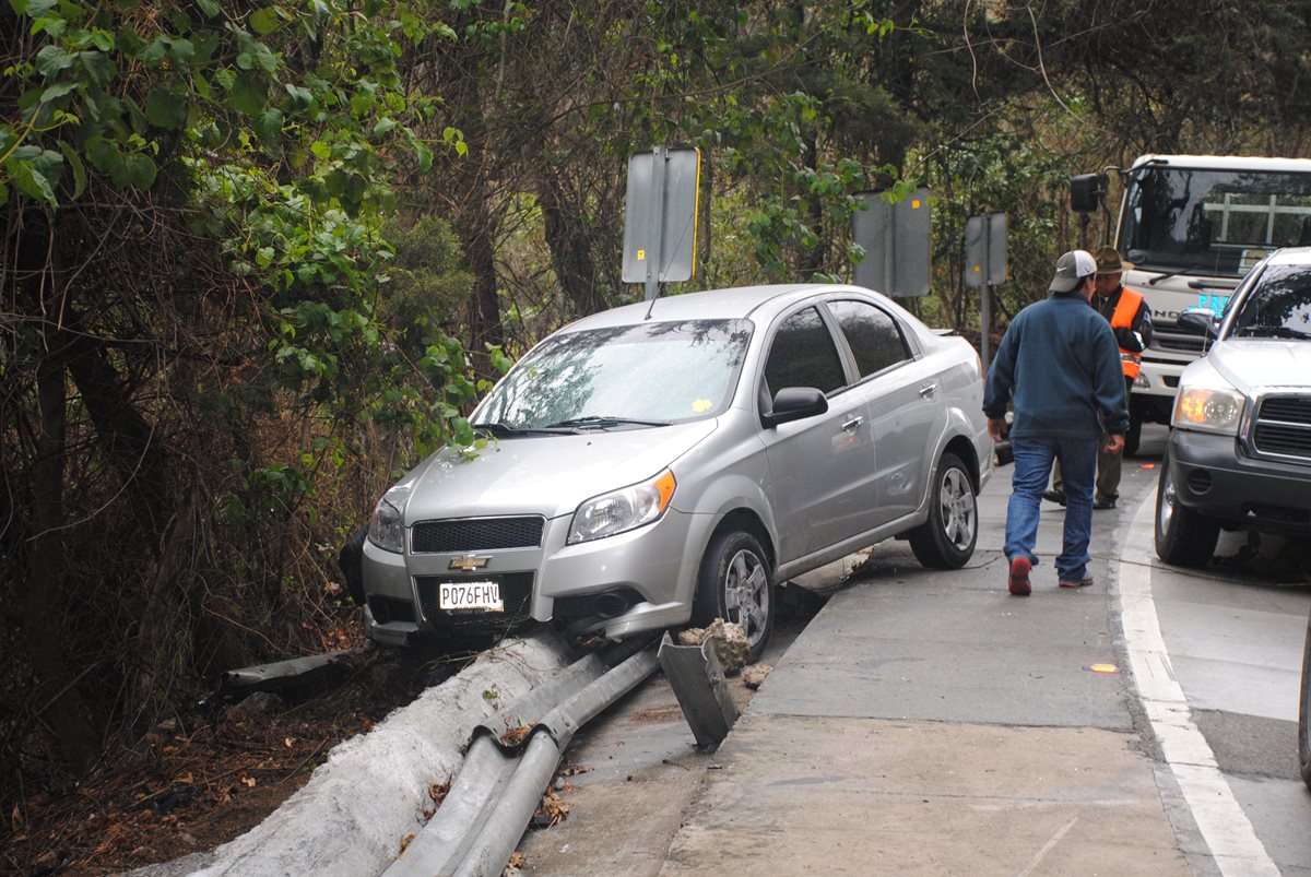 Uno de los automóviles que se accidentó en la Bajada de Las Cañas. (Foto Prensa Libre: Renato Melgar).