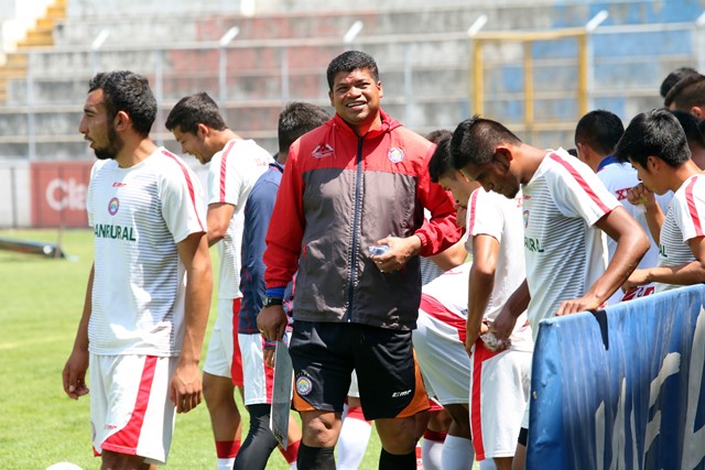 El técnico Ronald Gómez tendrá una dura prueba este miércoles en el duelo de Xelajú contra Comunicaciones. (Foto Prensa Libre: Carlos Ventura).