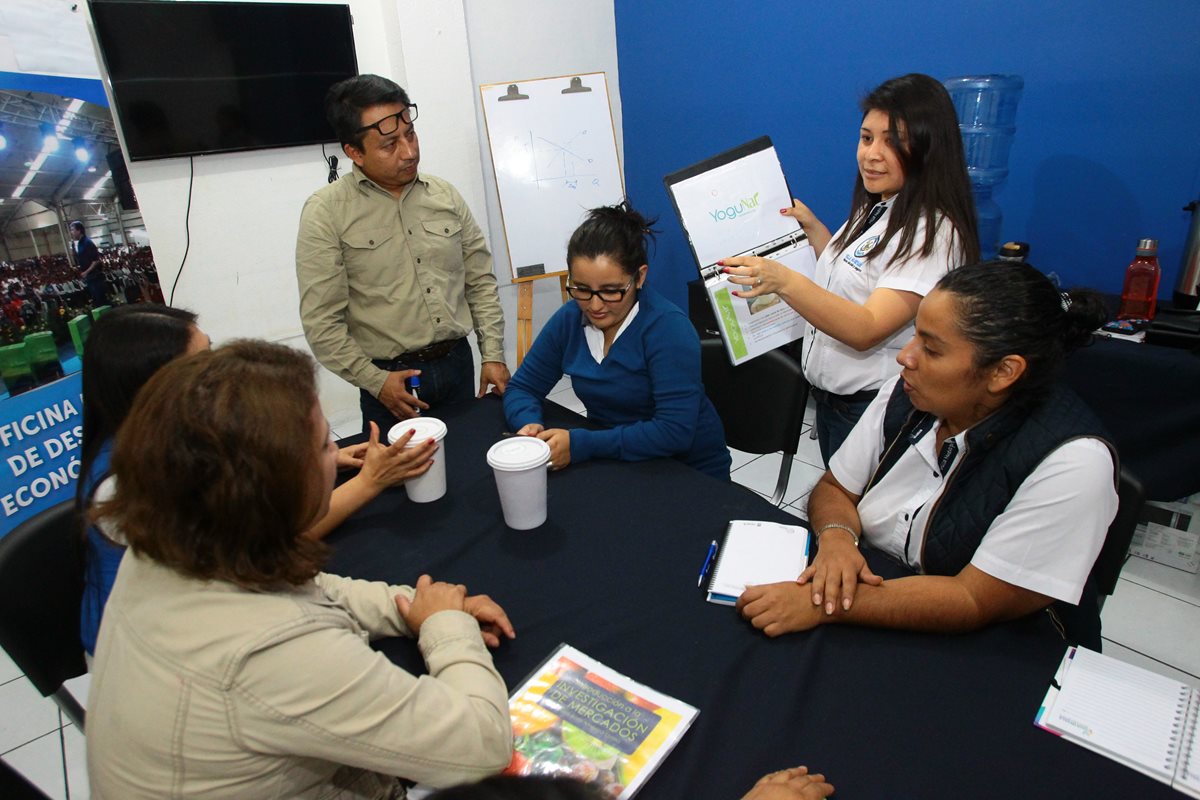 El grupo de emprendedores se reúne cada jueves en un salón de la Municipalidad de la Villa Nueva. (Foto Prensa Libre: Alvaro Interiano)