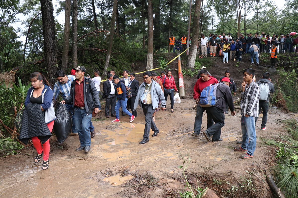 Miles de personas son las afectadas por el colapso de la ruta entre Quetzaltenango y Huehuetenango. (Foto Prensa Libre: Mike Castillo)