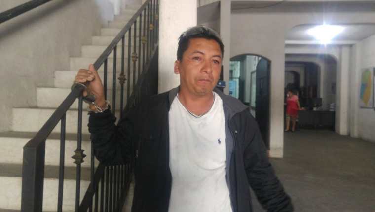 Julio César Flores fue capturado por la PNC por haber intentado robar una motocicleta, en la cabecera de Retalhuleu. (Foto Prensa Libre: Rolando Miranda)