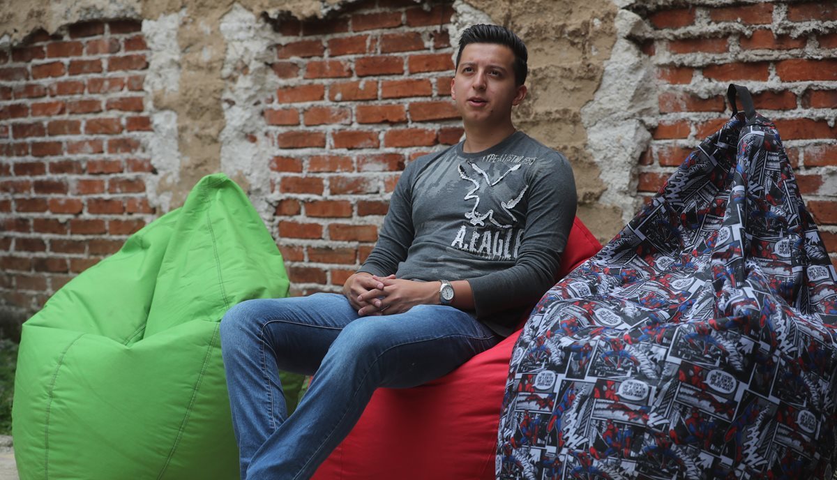 Luis David Sosa estudió también confección, ahora diseña y fabrica los sillones que son su emprendimiento. (Foto Prensa Libre: Érick Ávila)