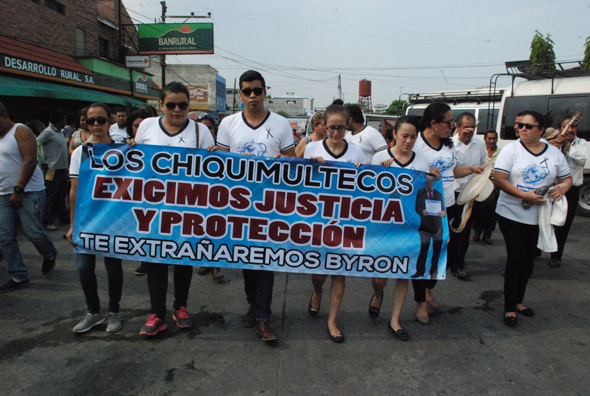 Familiares y amigos de Byron García exigen justicia por el crimen. (Foto Prensa Libre: Mario Morales)