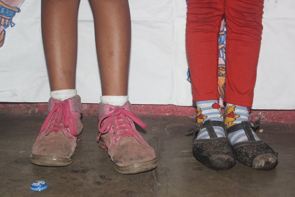 Niños de la cabecera de Escuintla muestran calzado en malas condiciones. (Foto Prensa Libre: Melvin Sandoval)