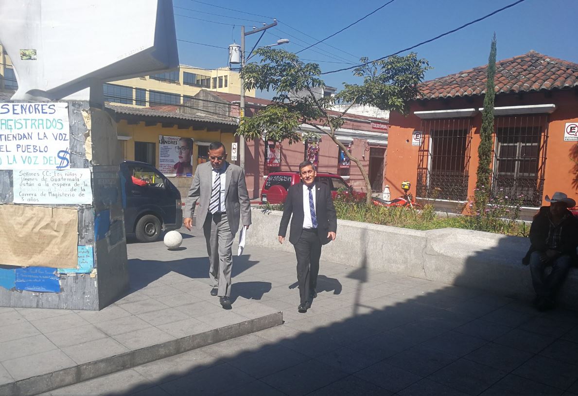 El diputado, Roberto Villate, junto a su abogado presentaron ante la CC un amparo por no haber sido notificados de una resolución de la CSJ. (Foto Prensa Libre: Carlos Álvarez)