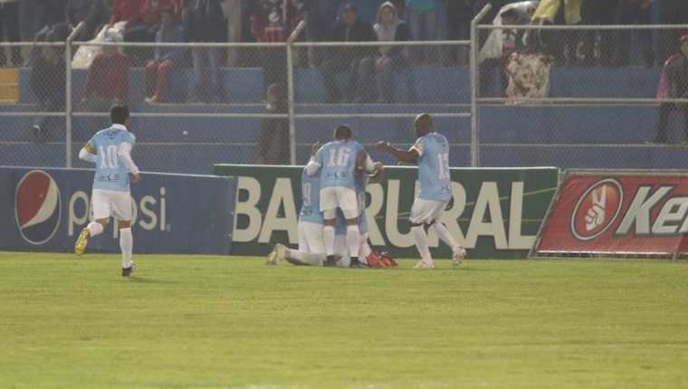Los jugadores de Sanarate celebran el gol de Hernández a los 18 minutos. (Foto Prensa Libre: Raúl Juárez)