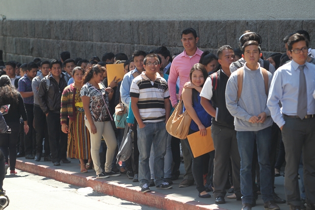 La fuerza laboral joven no es aprovechada en el país. (Foto Prensa Libre: Hemeroteca PL)