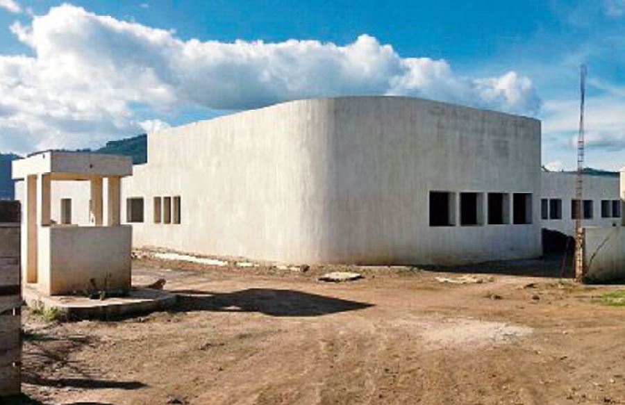 La Comisaría de la PNC en Quetzaltenango se empezó a remodelar en el 2013. El proyecto se otorgó a Inversiones en Tecnología y Construcción. (Foto Prensa Libre: María José Longo)