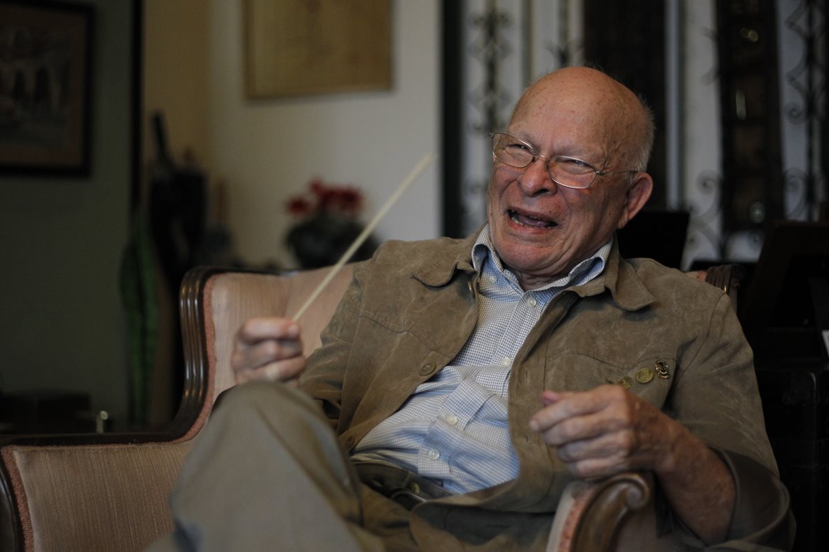 El arquitecto y urbanista Alfonso Yurrita, quien habla de los actuales problemas de la ciudad. (Foto Prensa Libre: Paulo Raquec)