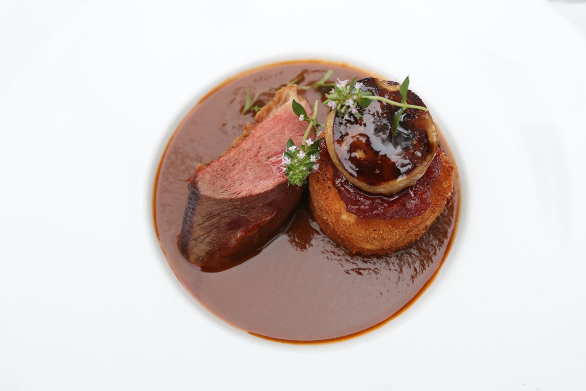 Aunque pareciera que es un plato muy elaborado, el chef Alberto Blanco asegura que no requiere mucha dificultad prepararlo. (Foto Prensa Libre: Ana Lucía Ibarra)