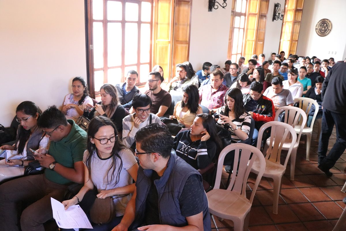 Universitarios acudieron a la convocatoria para conocer sobre los beneficios de estudiar en el extranjero. (Foto María José Longo)
