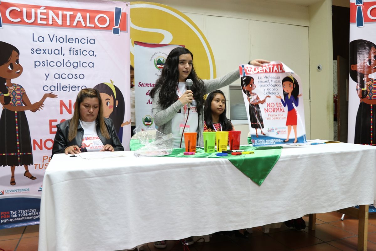 Rita Botran, una de las integrantes de la red, muestra un afiche de los que se utilizarán durante la campaña. (Foto Prensa Libre: María José Longo)