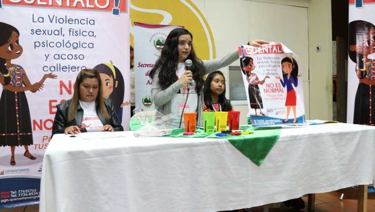 Rita Botran, una de las integrantes de la red, muestra un afiche de los que se utilizarán durante la campaña. (Foto Prensa Libre: María José Longo)