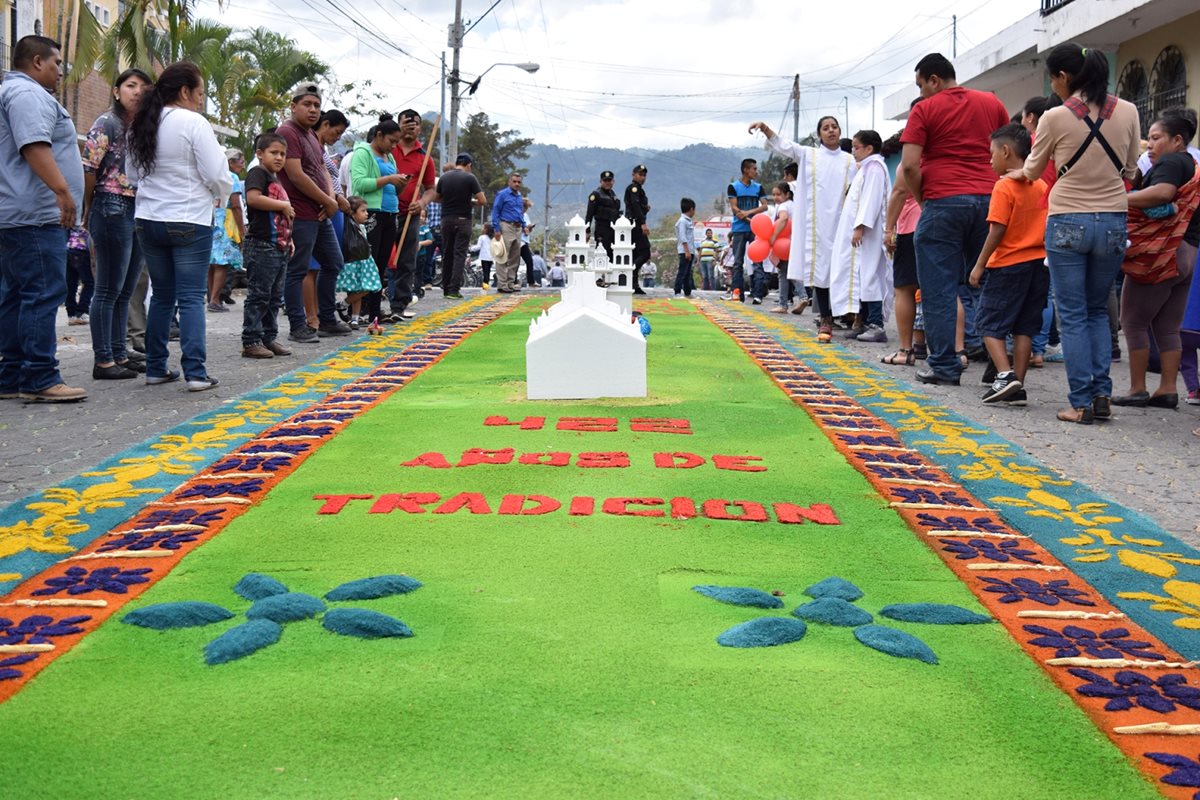 Con fe y devoción católicos elaboran coloridas alfombras. (Foto Prensa Libre: Mario Morales)