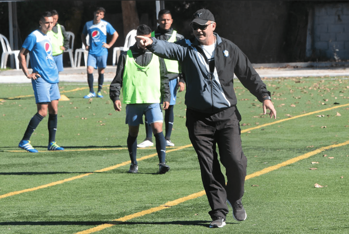 El técnico argentino, Iván Franco Sopegno, dice que Comunicaciones necesita tiempo para mejorar. (Foto Prensa Libre: Norvin Mendoza)