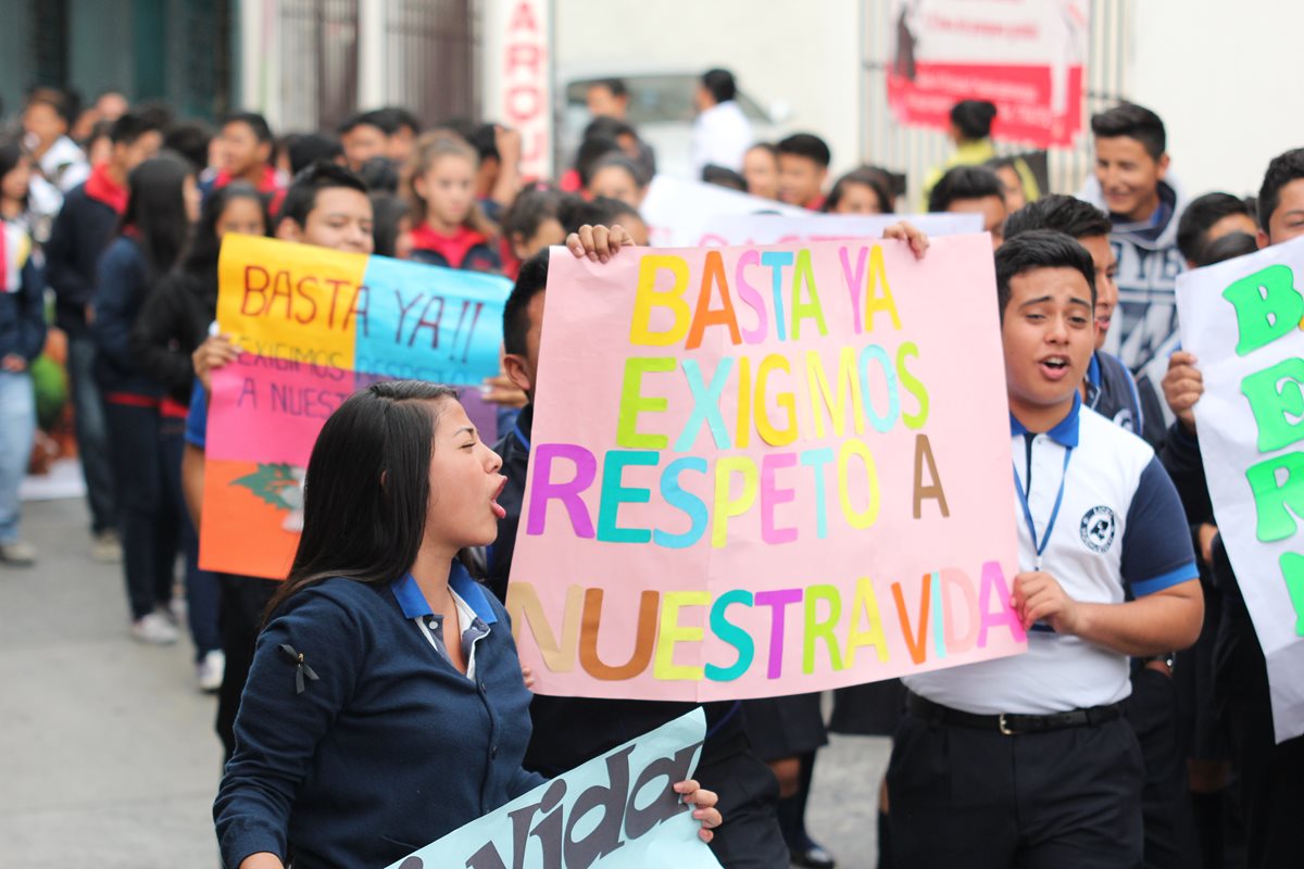 Estudiantes participan en marcha contra la violencia en la cabecera de Huehuetenango. (Foto Prensa Libre: Mike Castillo)