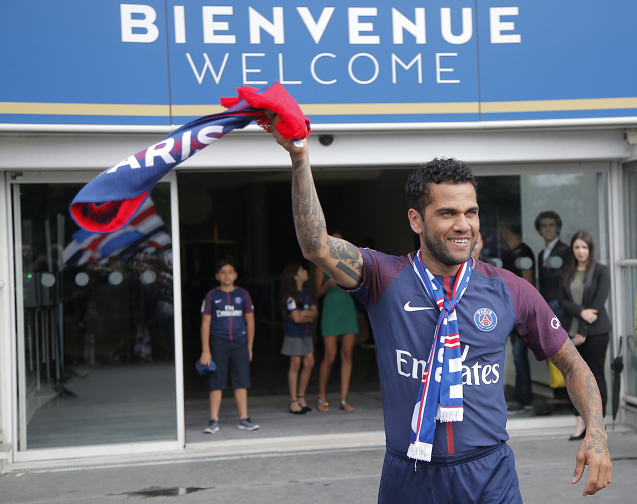 Dani Alves se siente feliz de llegar al Paris SG en el que espera ser un jugador importante. (Foto Prensa Libre: AP)