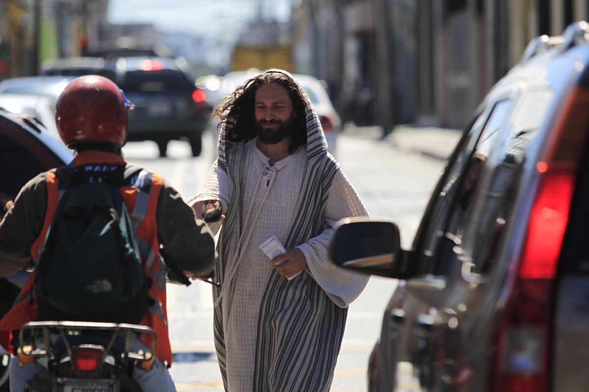 Alex Morales, representa el papel de Jes?ús, reparte mensajes positivos a los conductores en las calles de la zona 1. (Foto Prensa Libre: Carlos Hern?ández)