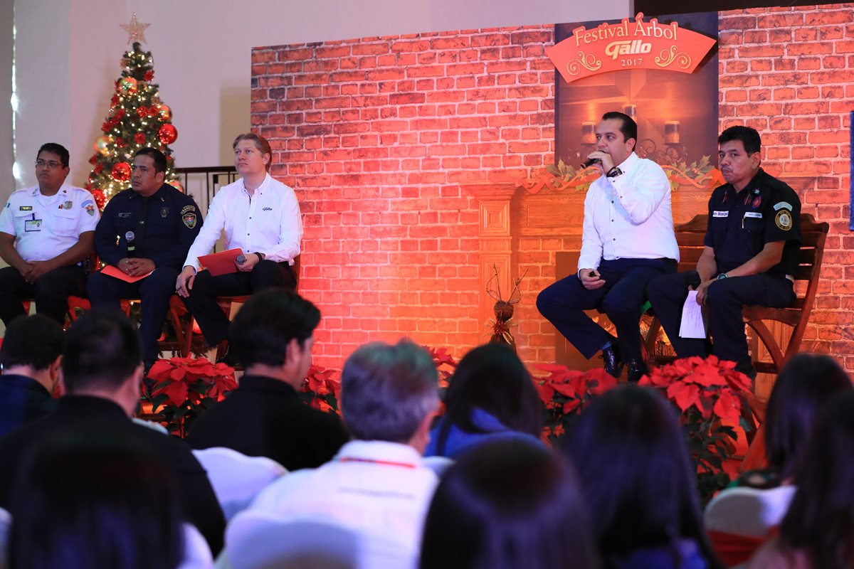 Organizadores dan detalles de la actividad navideña que se efectuará el 18 de este mes. (Foto Prensa Libre: Álvaro Interiano).