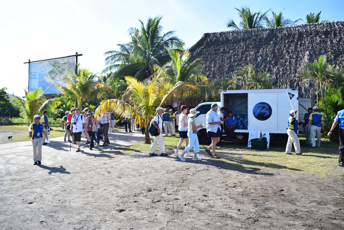 Cada vez llegan al país más turistas extranjeros en cruceros. (Foto Prensa Libre: Carlos Paredes)