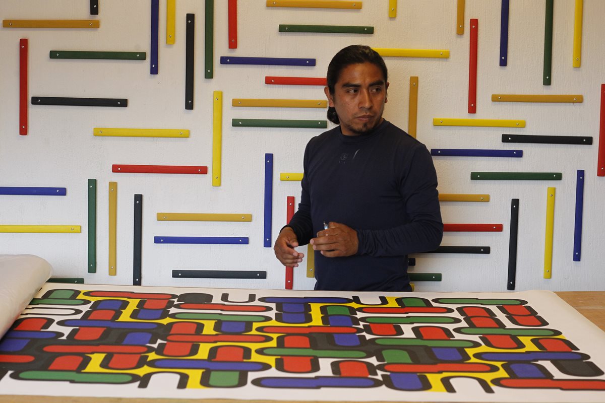 Tepeu Choc en su estudio junto a su serie de Tipografías (Foto Paulo Raquec)
