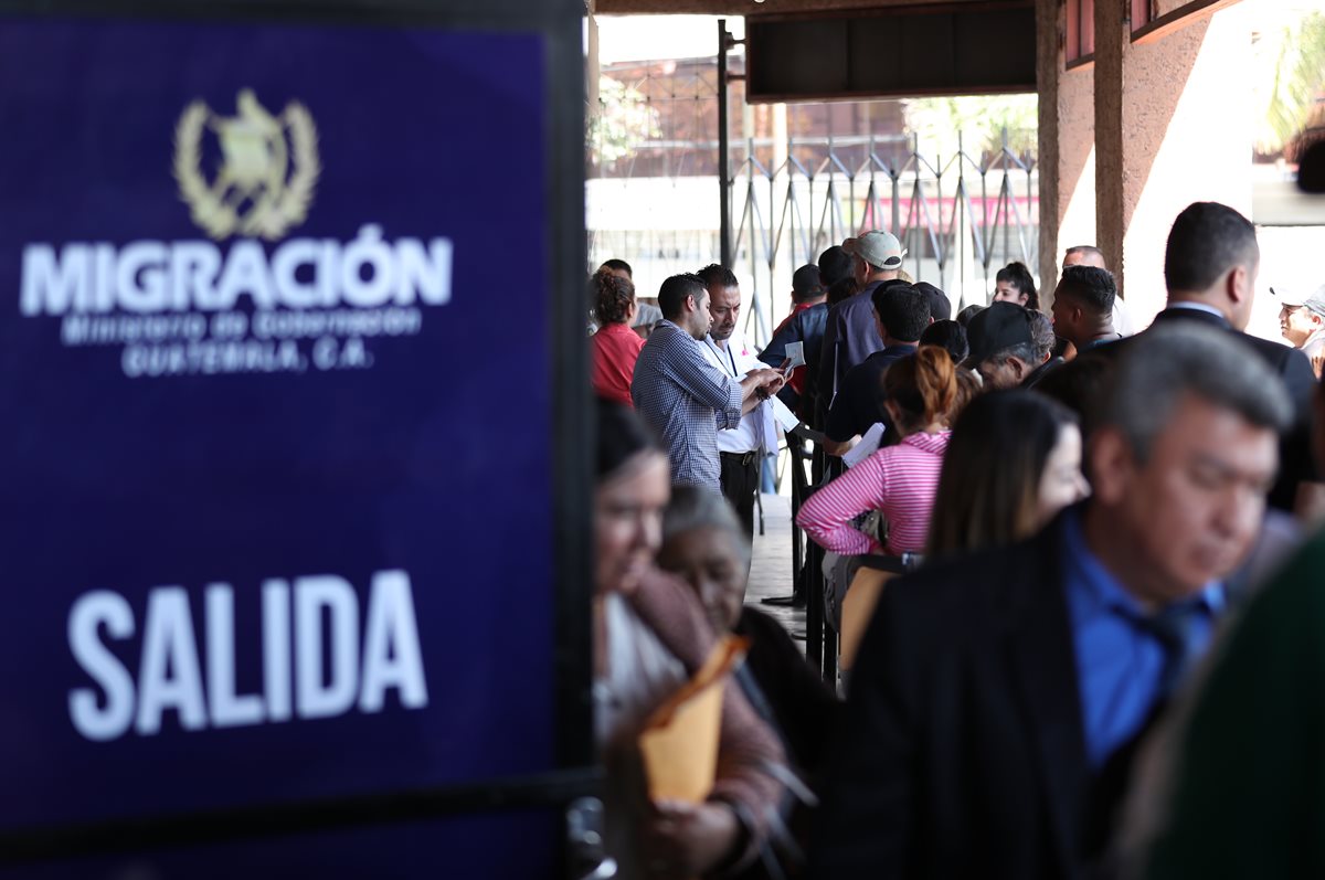 Trámite del pasaporte puede tardar 30 minutos informó Migración. (Foto Prensa Libre: Hemeroteca)