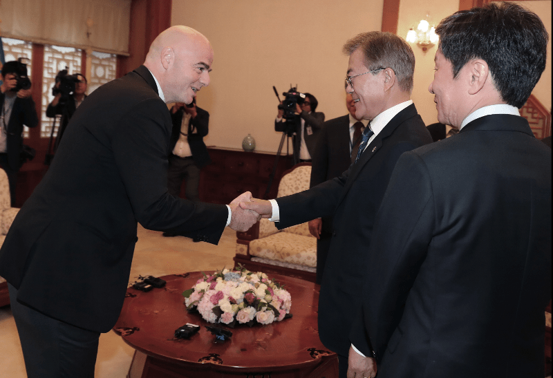 Moon Jae-in, presidente de Corea del Sur, saluda a Gianni Infantino, presidente de la Fifa, para hablar sobre una candidatura para el Mundial del 2030 en Asia. (Foto Prensa Libre: AP)