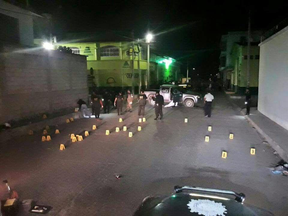 Agentes de la PNC recaban evidencias del ataque ocurrido en Esquipulas, Chiquimula. (Foto Prensa Libre: Víctor Gómez)