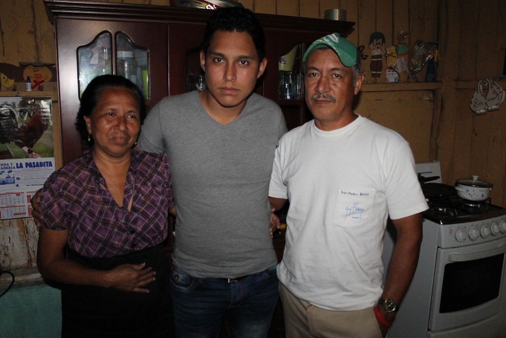 Esvin Roberto se reúne con sus padres, Wilma Aldana y Armando Godoy, en Poptún, Petén. (Foto Prensa Libre: Walfredo Obando).