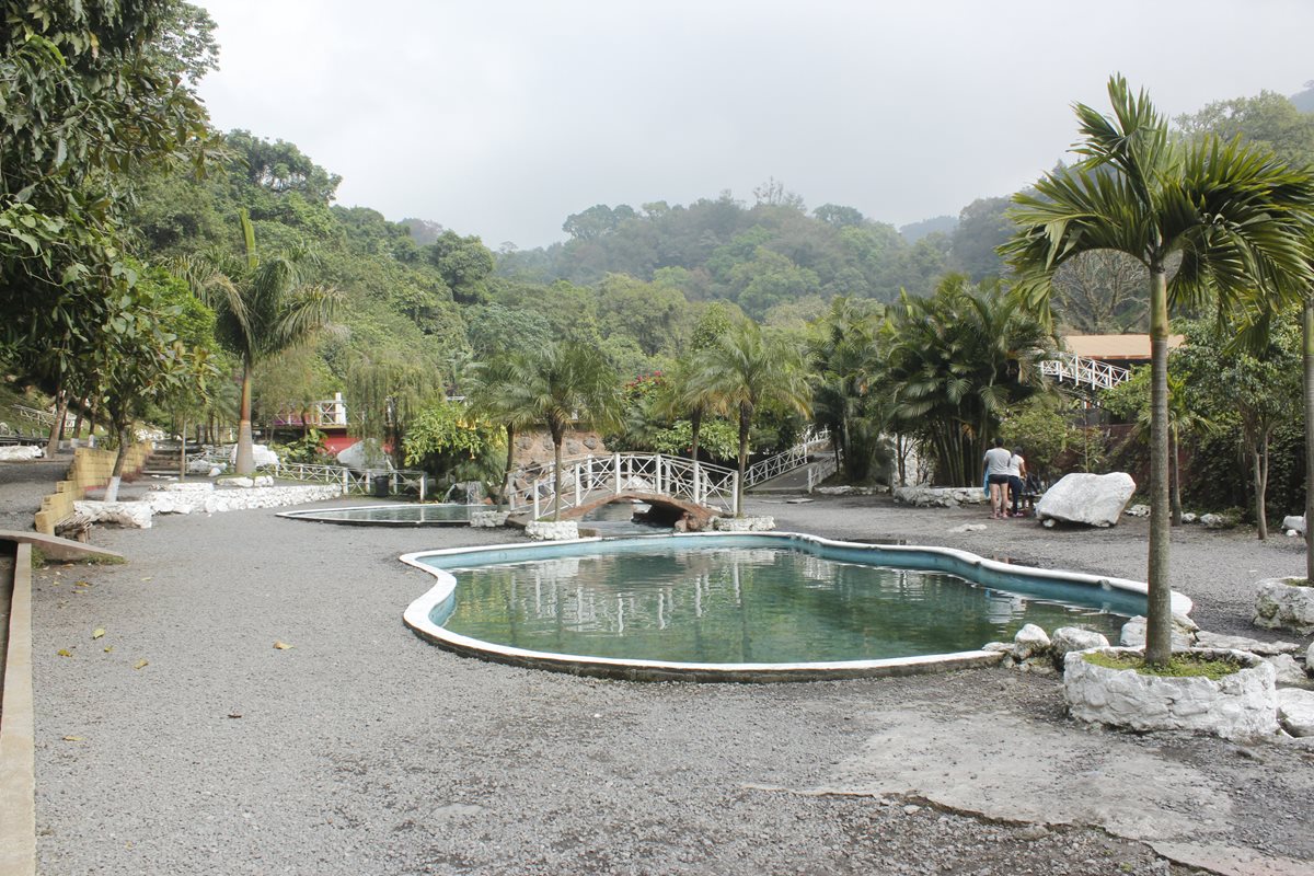 El balneario El Nacimiento es una opción para los que gustan de visitar piscinas. (Foto Prensa Libre: Víctor Chamalé)