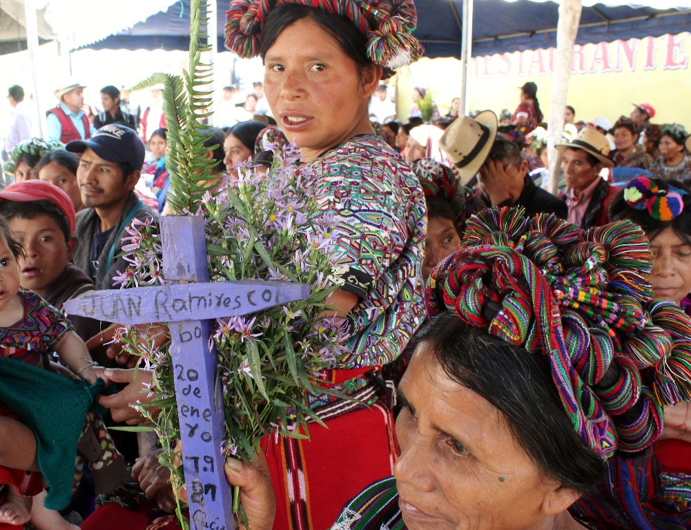 Una mujer ixil muestra una cruz con el nombre de una de las víctimas de la guerra interna. (Foto Prensa Libre: Óscar Figueroa).