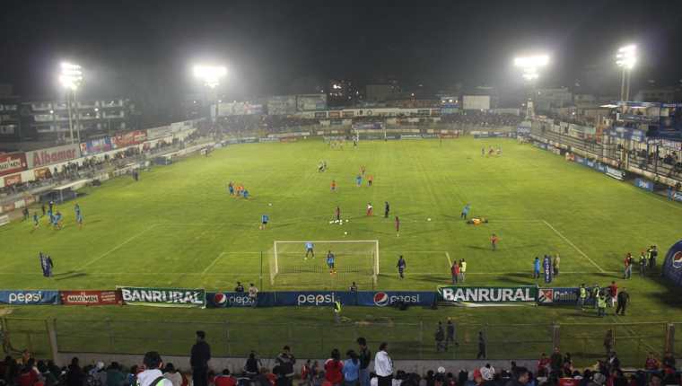 El club podría modificar sus horarios y jugar durante el día para que la deuda no se siga acumulando. (Foto Prensa Libre: Raúl Juárez)