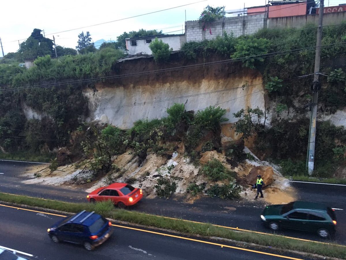 Derrumbe en Ciudad San Cristóbal afecta a automovilistas que se dirigen a la capital. (Foto Prensa Libre: Dalia Santos)