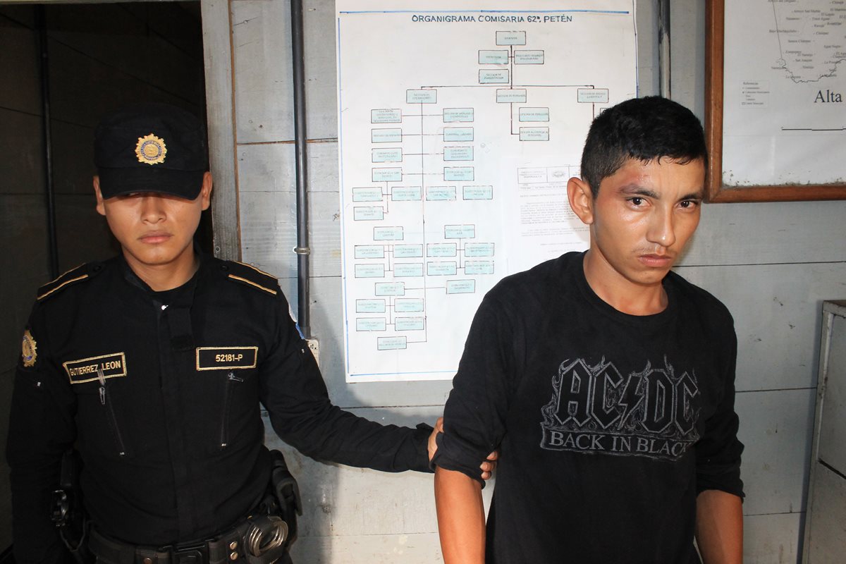 Agente de la PNC custodia a Inmer Orlando Figueroa Fernández señalado de haber violado a una menor. (Foto Prensa Libre: Walfredo Obando)