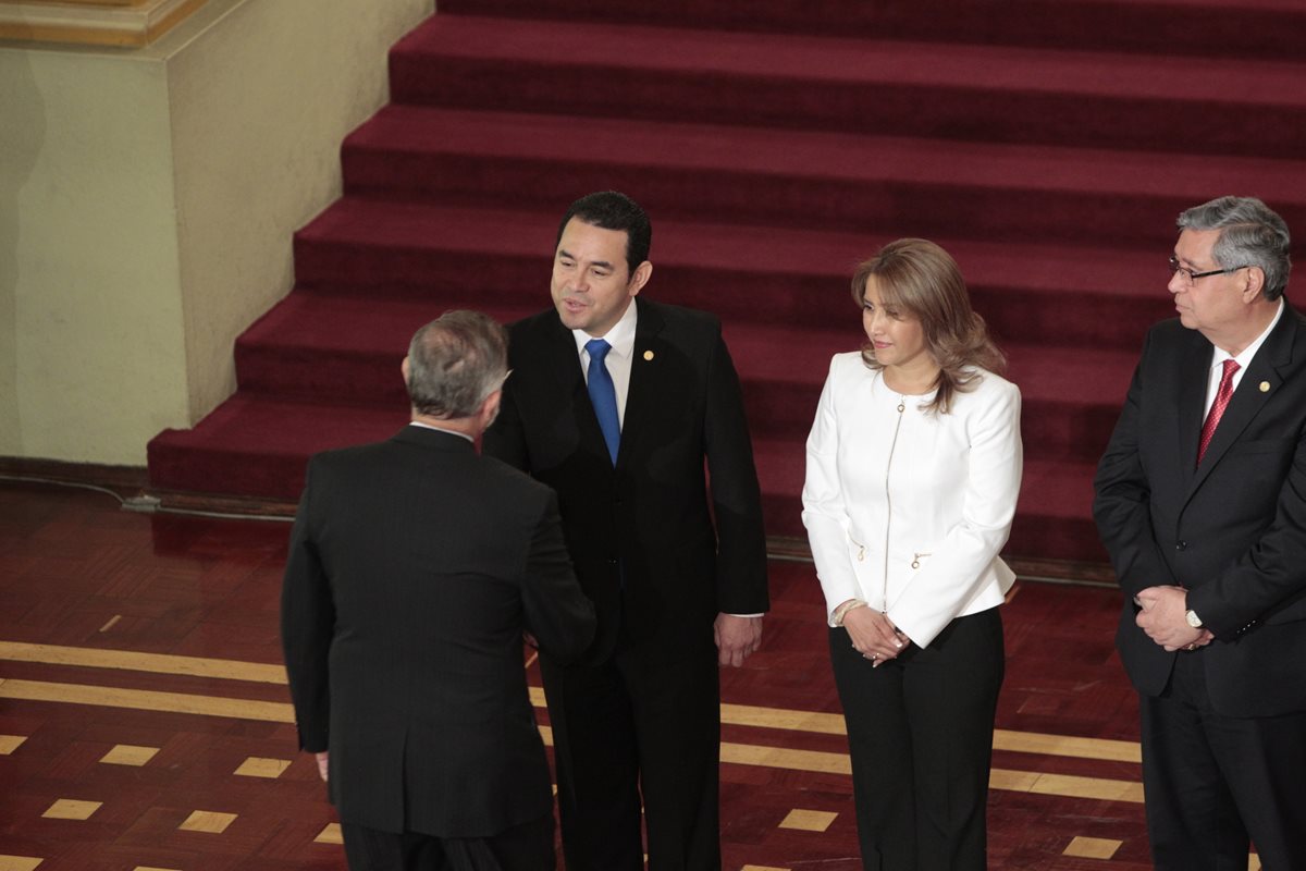 Iván Velásquez, director de Cicig, saluda al presidente Jimmy Morales y su esposa Patricia en un acto diplomático. (Foto Prensa Libre: Carlos Hernández)