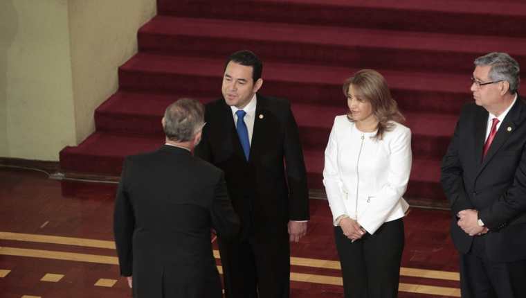 Iván Velásquez, director de Cicig, saluda al presidente Jimmy Morales y su esposa Patricia en un acto diplomático. (Foto Prensa Libre: Carlos Hernández)