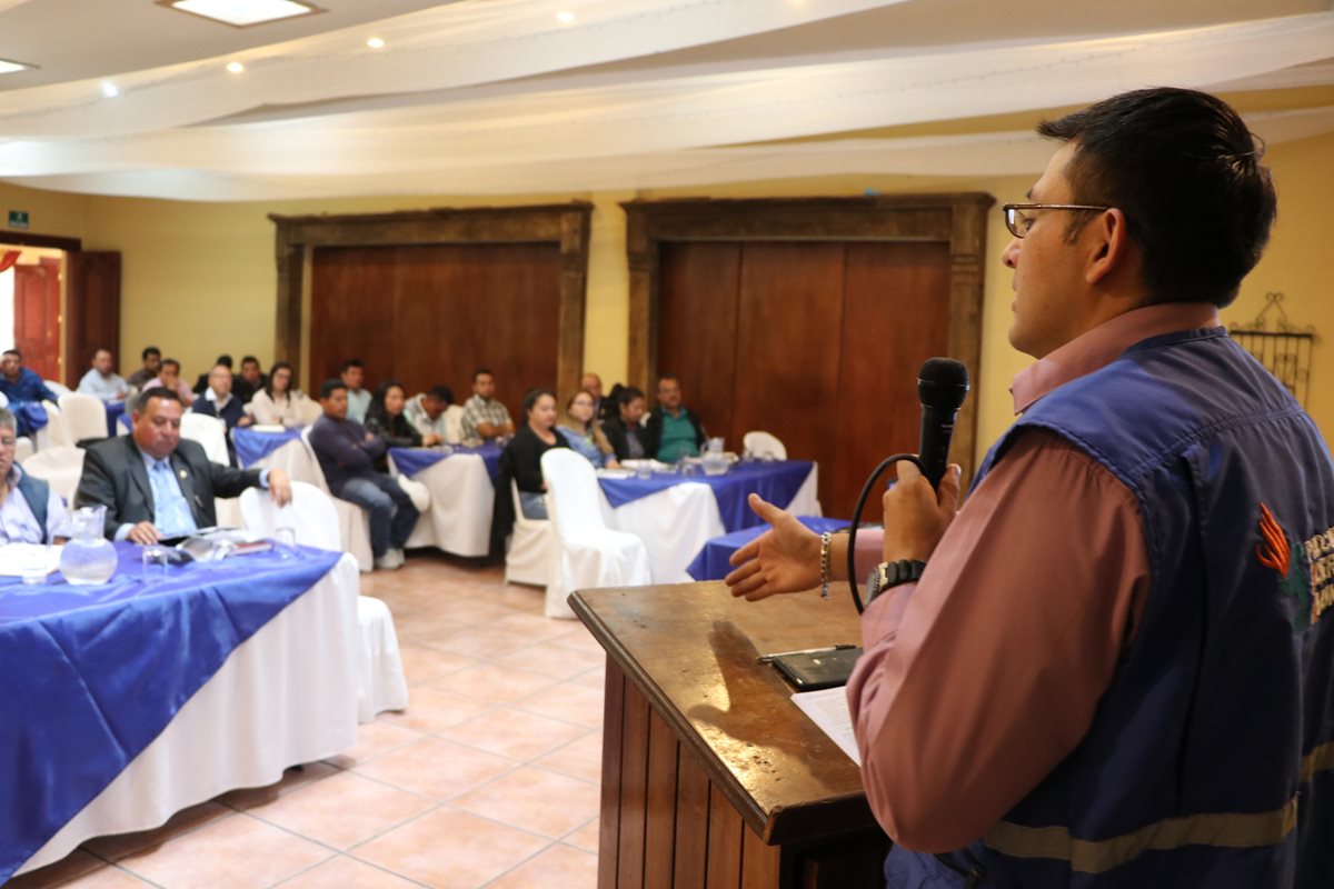 La capacitación fue dirigida a alcaldes y encargados de las Oficinas de Información Pública.(Foto Prensa Libre: Whitmer Barrera)