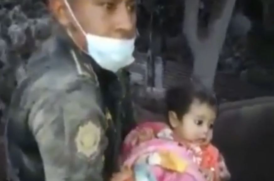 Este fue el momento en que la nena fue rescatada entre los escombros de su casa. (Imagen: Captura de video proporcionado por PNC)