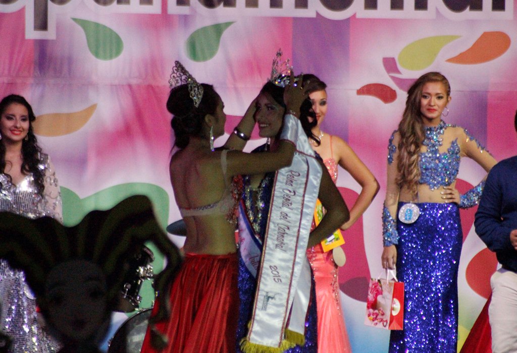 Yamilet Santis, soberana saliente, coloca la corona a Dayana Castañeda, nueva Reina del Carnaval de Mazatenango. (Foto Prensa Libre: Melvin Popá).