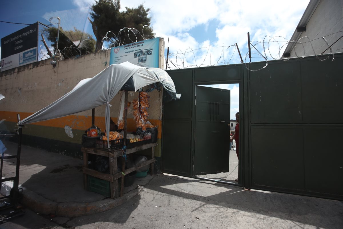 Alumnos, padres de familia y maestros de diversos planteles han denunciado la violencia de las maras. (Foto Prensa Libre: P. Raquec)