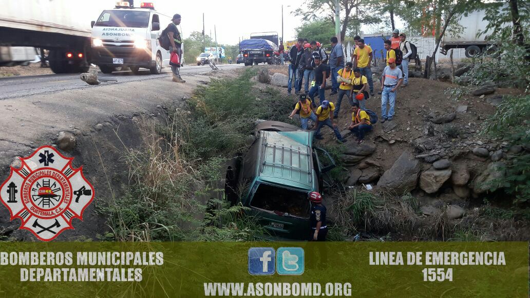 Vehículo cae a hondonada en Río Hondo, Zacapa, cuyo conductor murió. (Foto Prensa Libre: CBMD)