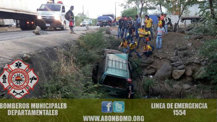 Vehículo cae a hondonada en Río Hondo, Zacapa, cuyo conductor murió. (Foto Prensa Libre: CBMD)