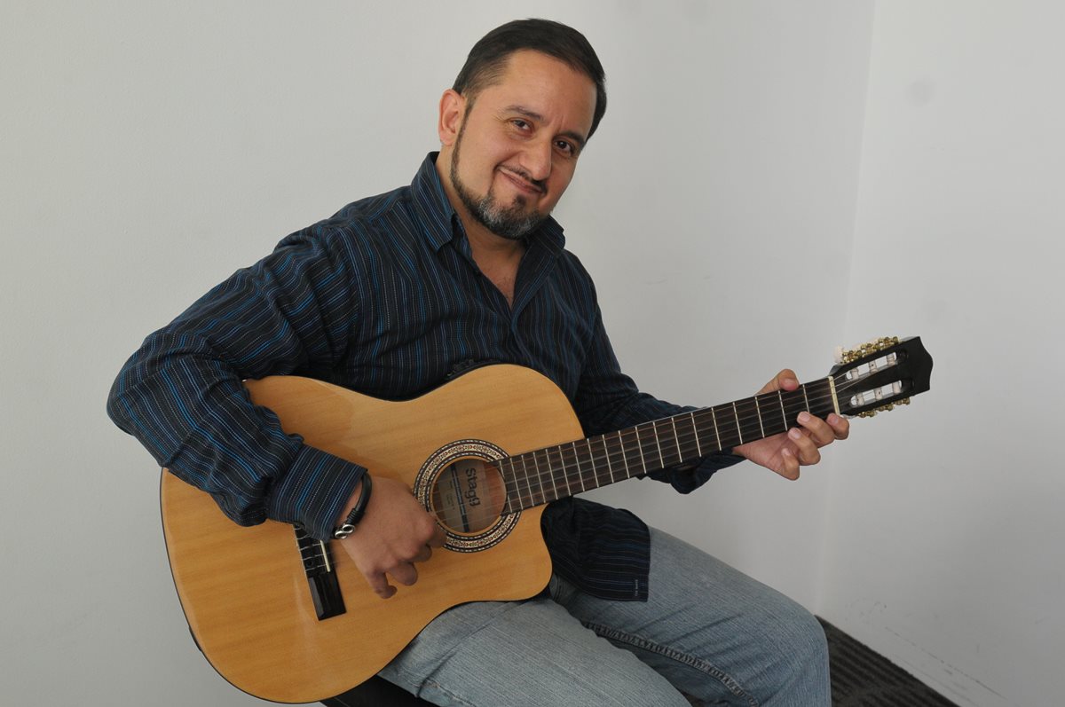 El guitarrista guatemalteco José Luis Lemus, de 47 años, se enfrentará a otros 20 músicos de Europa. (Foto Prensa Libre: Ana Lucía Ola)