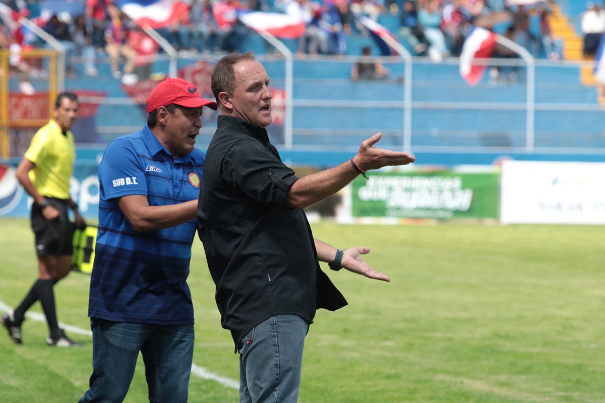 El entrenador de Xelajú MC, Ramiro Cepeda, se lamentó por la derrota eliminación de su equipo contra Deportivo San Pedro. (Foto Prensa Libre: Raúl Juárez)