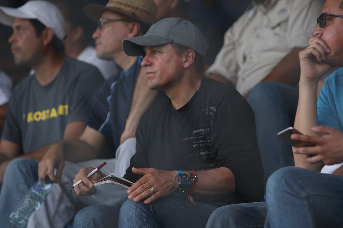 El entrenador de Marquense estuvo atento en la tribuna del estadio de Mazatenango haciendo apuntes de su próximo rival Comunicaciones. (Foto Prensa Libre: Raúl Juárez)